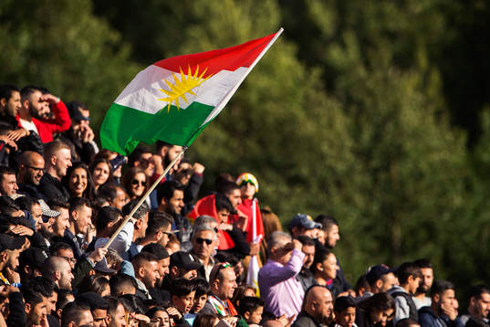 En kurdisk flagga bland Dalkurds supportrar