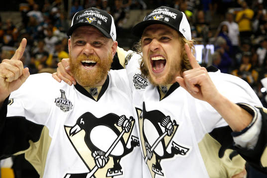 Pittsburgh Penguins right wing Patric Hörnqvist, left, and
