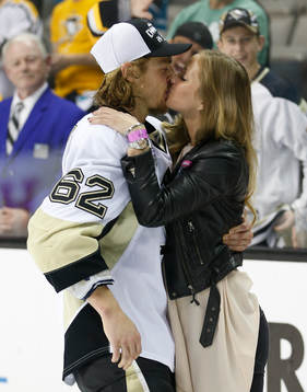Pittsburgh Penguins left wing Carl Hagelin (62) kisses his