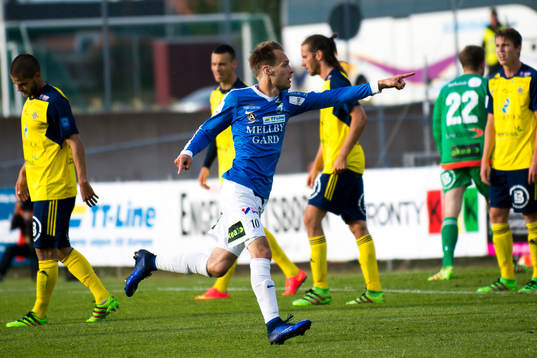Trelleborgs Zoran Jovanovic jublar och Ängelholms spelare