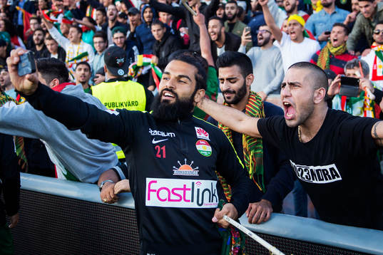 Dalkurds Peshraw Azizi tar en selfie med en supporter