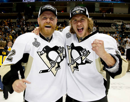 Pittsburgh Penguins right wing Patric Hörnqvist, left, and