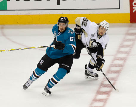 Pittsburgh Penguins left wing Carl Hagelin (62) and San