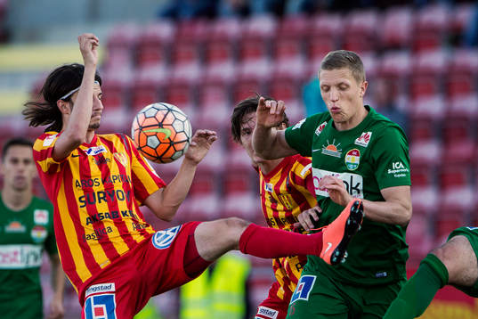Syrianskas Stefan Ilic i kamp om bollen med Dalkurds