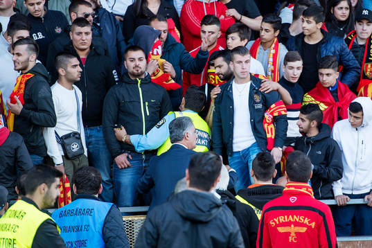 Ordningsvakter motar bort Syrianskas supportrar