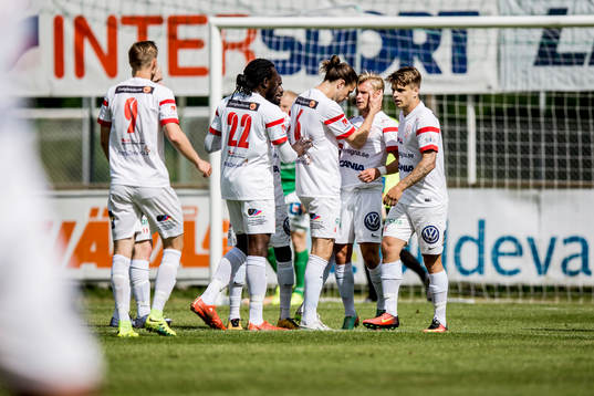 Assyriskas Simon Strand jublar med sina lagkamrater