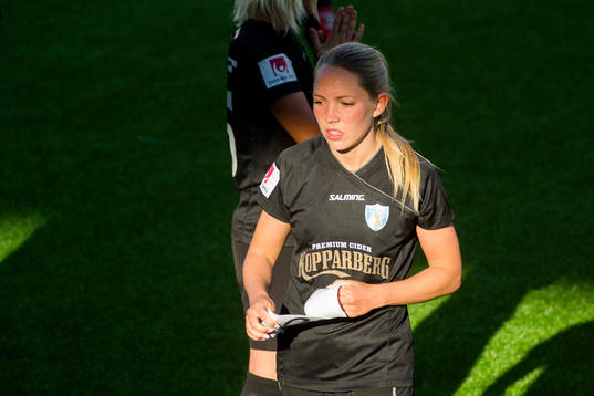 Göteborgs Elin Rubensson tar av sig kaptensbindeln när