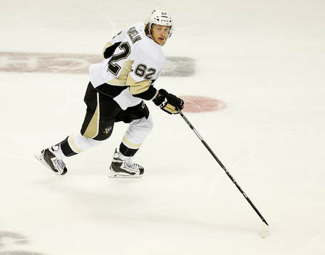Pittsburgh Penguins left wing Carl Hagelin (62)