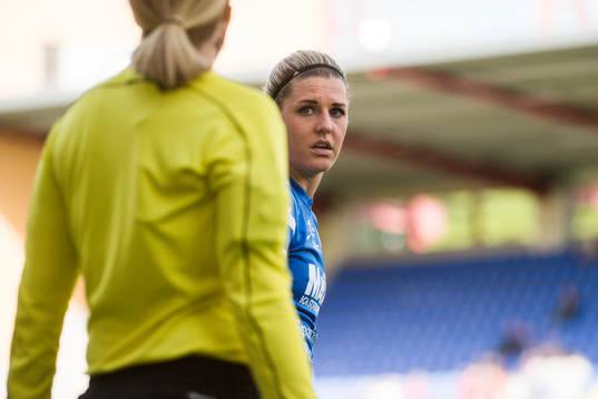 Eskilstunas Olivia Schough i samtal med en linjedomare