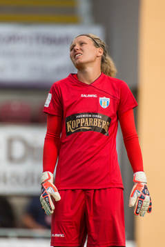 Göteborgs målvakt Jennifer Falk deppar