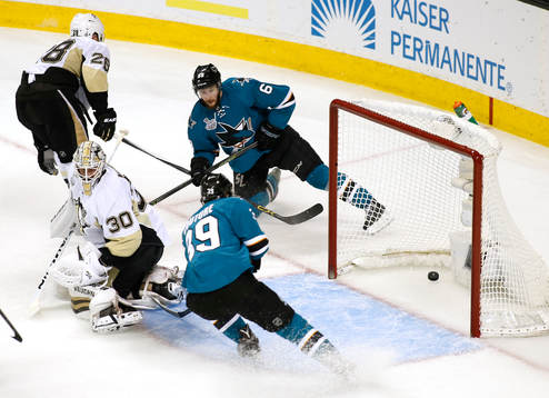 San Jose Sharks center Logan Couture (39) scores a goal