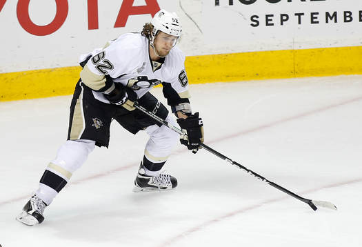 Pittsburgh Penguins left wing Carl Hagelin (62)