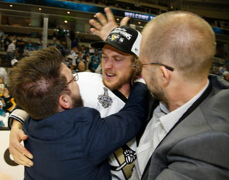 Pittsburgh Penguins left wing Carl Hagelin, center,