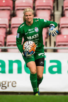 Eskilstunas målvakt Emelie Lundberg har ont i handen