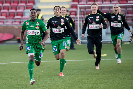 Dalkurds Heradi Rashidi och resten av laget springer ut på