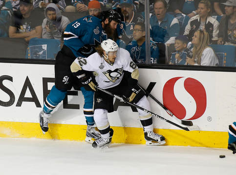 Pittsburgh Penguins left wing Carl Hagelin (62) and San