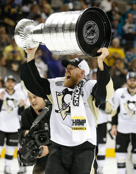 Pittsburgh Penguins right wing Patric Hörnqvist (72)