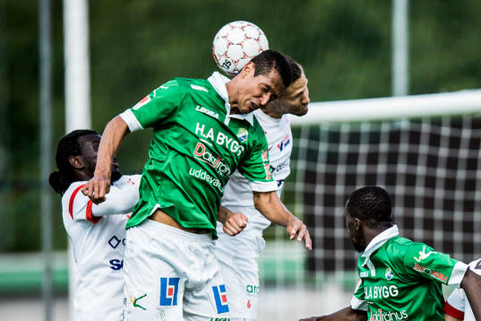 Ljungskiles Josemar Santana Silva och Assyriskas Linus