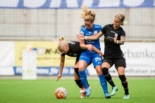 Eskilstunas Felicia Karlsson försöker ta sig förbi