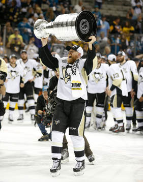 Pittsburgh Penguins right wing Patric Hörnqvist (72)