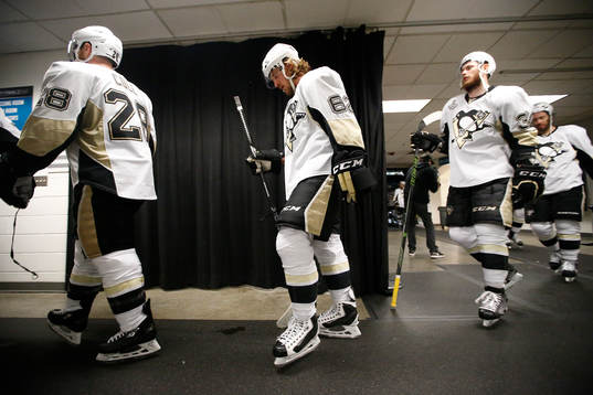 Pittsburgh Penguins left wing Carl Hagelin (62)
