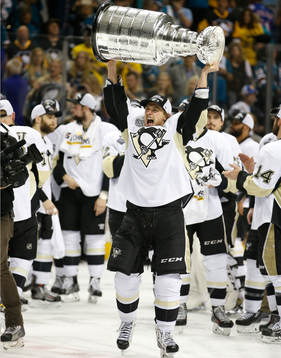 Pittsburgh Penguins left wing Carl Hagelin (62) celebrates