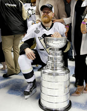 Pittsburgh Penguins right wing Patric Hörnqvist (72) takes