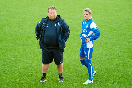 Eskilstunas tränare Viktor Eriksson och Olivia Schough