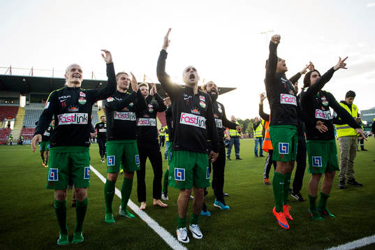 Dalkurds spelare jublar mot publiken