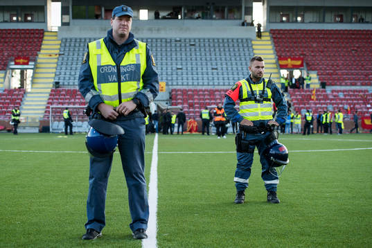 Två ordningsvakter på planen