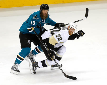 Pittsburgh Penguins right wing Patric Hörnqvist (72) and