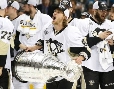 Pittsburgh Penguins left wing Carl Hagelin (62) celebrates