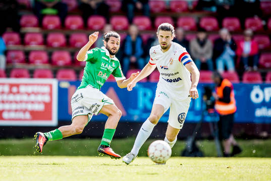 Assyriskas Linus Malmborg före Ljungskiles Peiman Eliassi