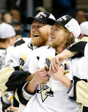 Pittsburgh Penguins right wing Patric Hörnqvist, left, and
