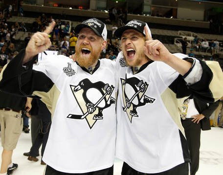 Pittsburgh Penguins right wing Patric Hörnqvist, left, and