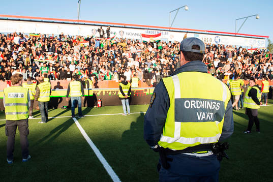 Ordningsvakter på planen