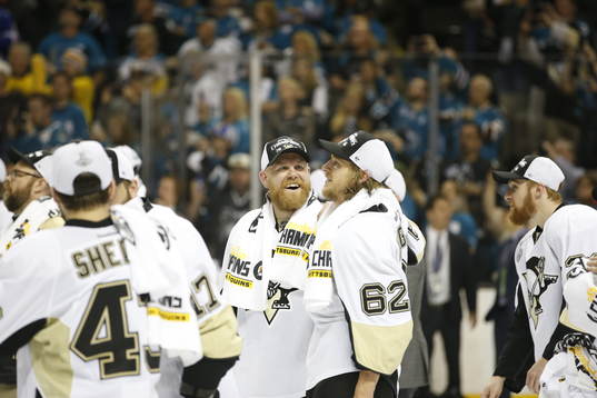 Pittsburgh Penguins right wing Patric Hörnqvist, left, and