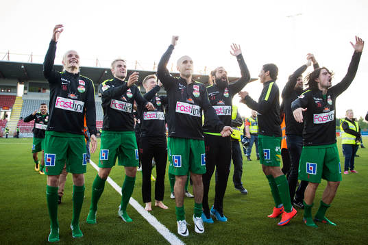 Dalkurds spelare jublar mot publiken