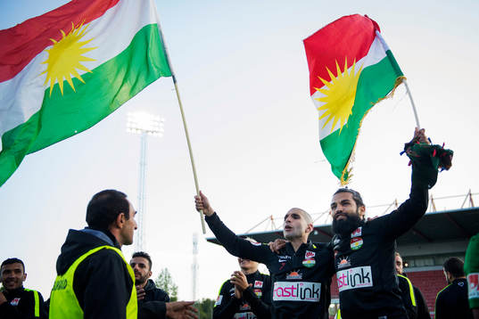 Dalkurds Rawez Lawan och Peshraw Azizi viftar med två