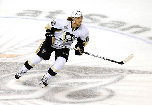Pittsburgh Penguins left wing Carl Hagelin (62)
