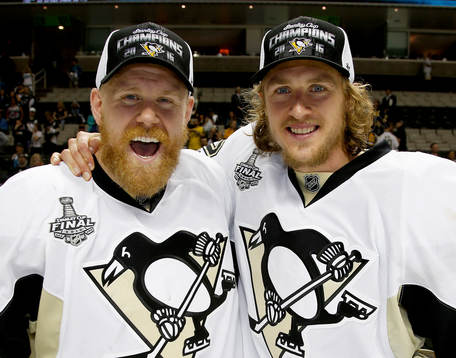 Pittsburgh Penguins right wing Patric Hörnqvist, left, and