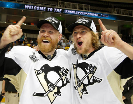Pittsburgh Penguins right wing Patric Hörnqvist, left, and