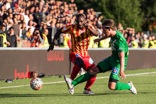 Dalkurds Dusan Djuric bryter bollen av Syrianskas Success