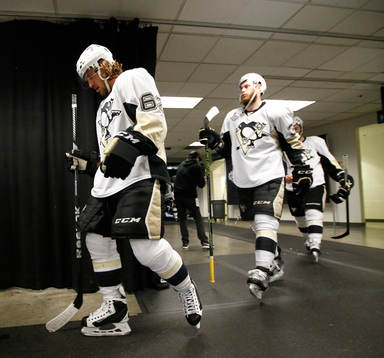Pittsburgh Penguins left wing Carl Hagelin (62)