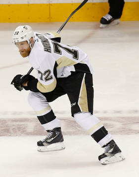 Pittsburgh Penguins right wing Patric Hörnqvist (72)