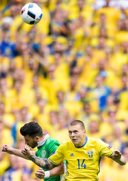 Irlands Shane Long och Sveriges Victor Nilsson Lindelöf i