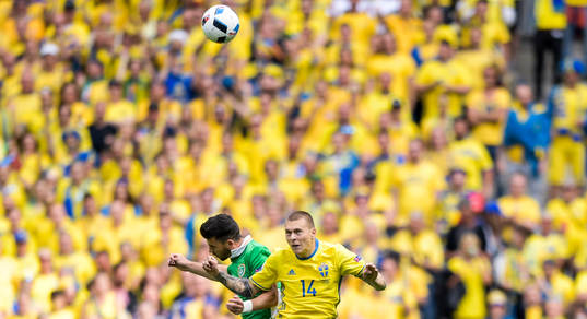 Irlands Shane Long och Sveriges Victor Nilsson Lindelöf i