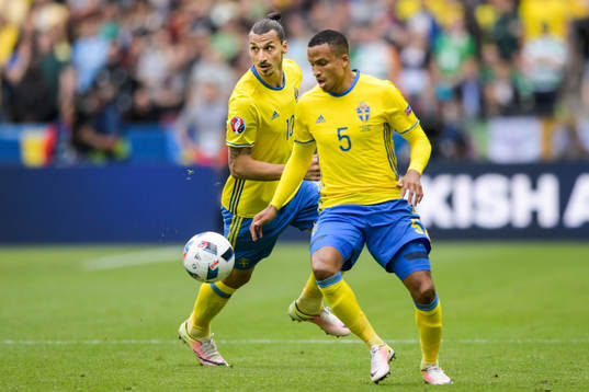 Sveriges Zlatan Ibrahimovic och Martin Olsson i