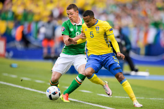 Sveriges Martin Olsson och Irlands James McCarthy i