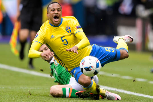 Sveriges Martin Olsson tacklas av Irlands Shane Long i